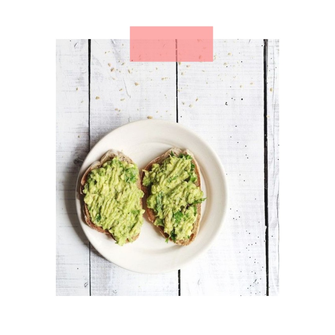 Тост с авокадо не содержит достаточного количества белка и клетчатки, чтобы считаться полноценным завтраком — вот что с стоит добавить к нему