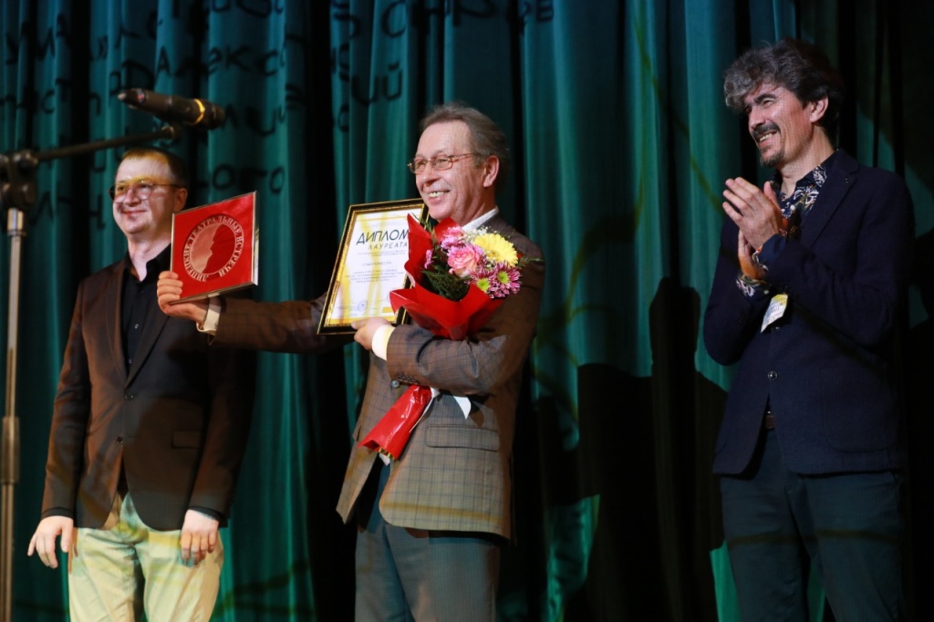Худрук Липецкого театра Толстого получает награду за спектакль Горе от ума, приз за Лучшую режиссуру.jpg